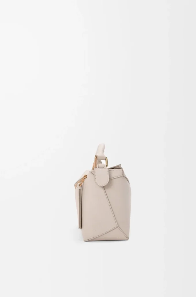 Bolso Puzzle Edge pequeño en piel de becerro granulada suave color Light Ghost Bolso Puzzle Edge pequeño en piel de becerro granulada suave color Light Ghost