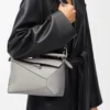 Bolso Puzzle Edge pequeño en piel de becerro granulada suave gris perla Bolso Puzzle Edge pequeño en piel de becerro granulada suave gris perla