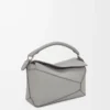 Bolso Puzzle Edge pequeño en piel de becerro granulada suave gris perla Bolso Puzzle Edge pequeño en piel de becerro granulada suave gris perla