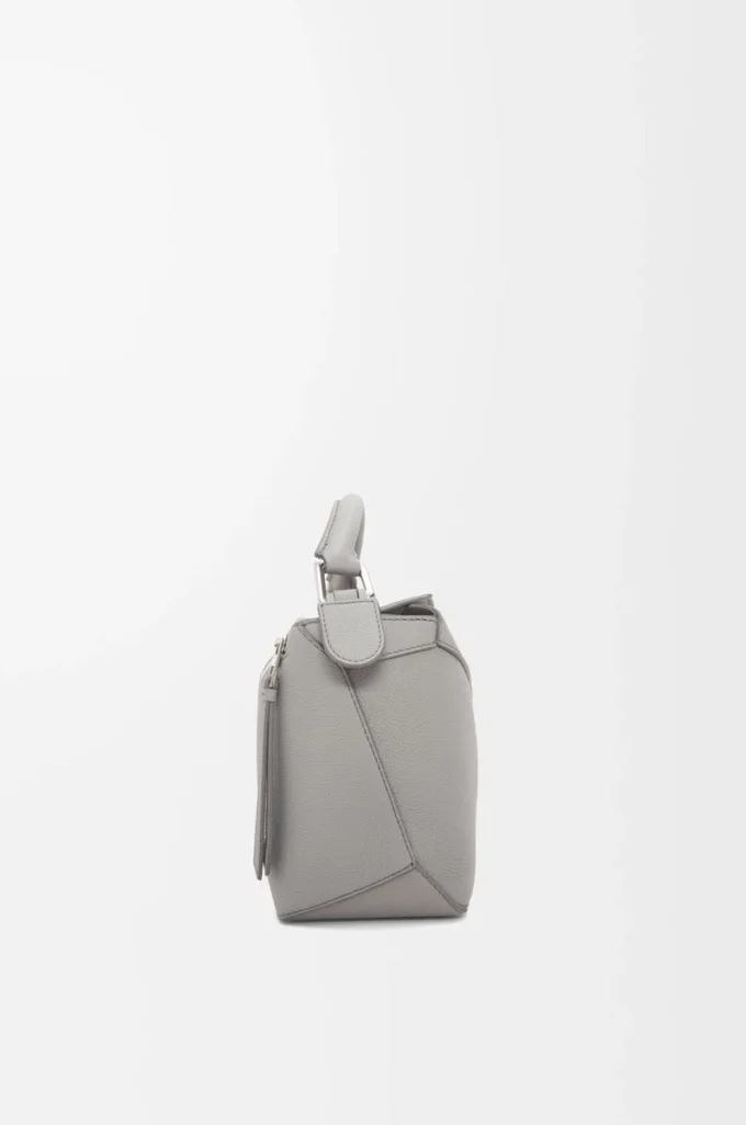 Bolso Puzzle Edge pequeño en piel de becerro granulada suave gris perla Bolso Puzzle Edge pequeño en piel de becerro granulada suave gris perla
