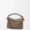 Bolso Puzzle Edge pequeño en piel de becerro granulada suave Taupe Bolso Puzzle Edge pequeño en piel de becerro granulada suave Taupe