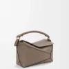 Bolso Puzzle Edge pequeño en piel de becerro granulada suave Taupe Bolso Puzzle Edge pequeño en piel de becerro granulada suave Taupe