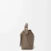 Bolso Puzzle Edge pequeño en piel de becerro granulada suave Taupe Bolso Puzzle Edge pequeño en piel de becerro granulada suave Taupe