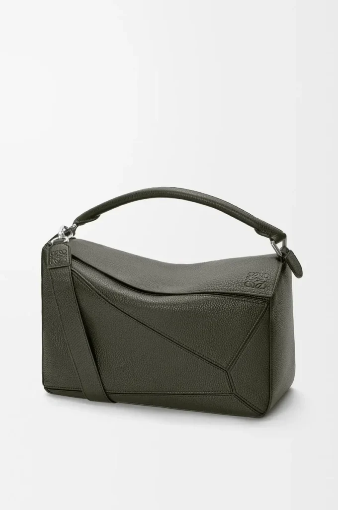 Bolso Puzzle grande en piel de becerro granulada flexible color caqui oscuro Bolso Puzzle grande en piel de becerro granulada flexible color caqui oscuro
