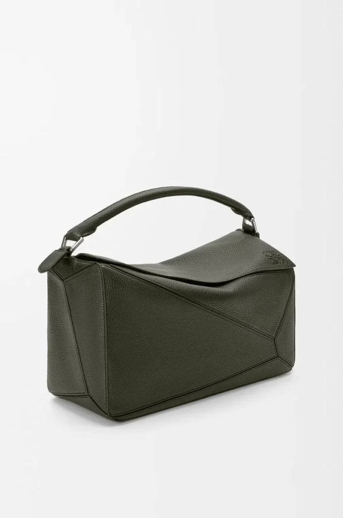 Bolso Puzzle grande en piel de becerro granulada flexible color caqui oscuro Bolso Puzzle grande en piel de becerro granulada flexible color caqui oscuro