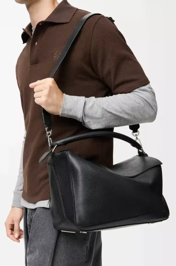 Bolso Puzzle grande en piel de becerro granulada flexible, color negro Bolso Puzzle grande en piel de becerro granulada flexible, color negro