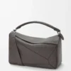 Bolso Puzzle grande en piel de becerro granulada flexible Gris oscuro Bolso Puzzle grande en piel de becerro granulada flexible Gris oscuro
