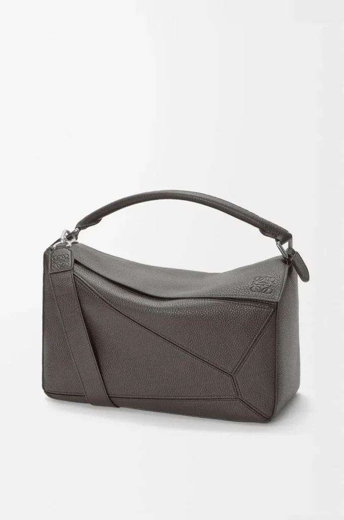Bolso Puzzle grande en piel de becerro granulada flexible Gris oscuro Bolso Puzzle grande en piel de becerro granulada flexible Gris oscuro