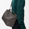 Bolso Puzzle grande en piel de becerro granulada flexible Gris oscuro Bolso Puzzle grande en piel de becerro granulada flexible Gris oscuro