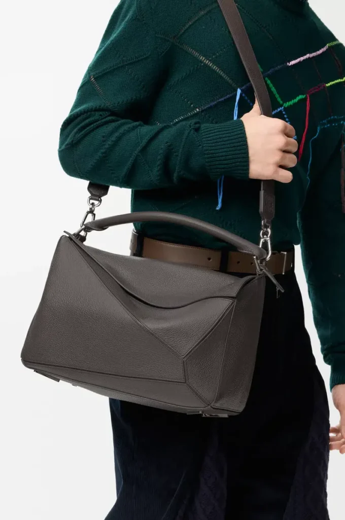 Bolso Puzzle grande en piel de becerro granulada flexible Gris oscuro Bolso Puzzle grande en piel de becerro granulada flexible Gris oscuro