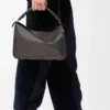 Bolso Puzzle grande en piel de becerro granulada flexible Gris oscuro Bolso Puzzle grande en piel de becerro granulada flexible Gris oscuro