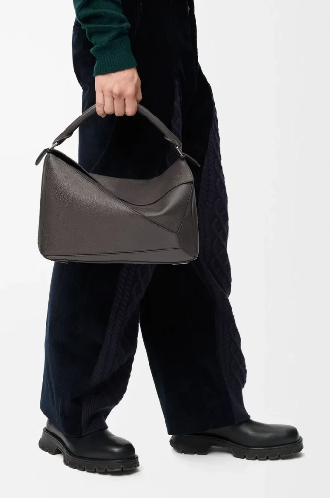 Bolso Puzzle grande en piel de becerro granulada flexible Gris oscuro Bolso Puzzle grande en piel de becerro granulada flexible Gris oscuro