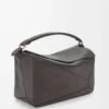 Bolso Puzzle grande en piel de becerro granulada flexible Gris oscuro Bolso Puzzle grande en piel de becerro granulada flexible Gris oscuro