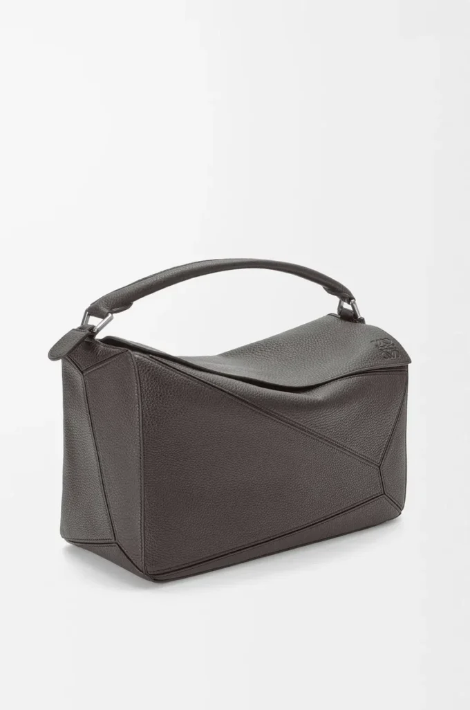 Bolso Puzzle grande en piel de becerro granulada flexible Gris oscuro Bolso Puzzle grande en piel de becerro granulada flexible Gris oscuro