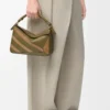 Bolso Puzzle pequeño en piel de becerro clásica y ante Oliva/Dorado Bolso Puzzle pequeño en piel de becerro clásica y ante Oliva/Dorado