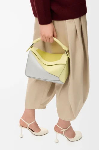 Bolso Puzzle pequeño en piel de becerro napa Gris pálido/Citrino claro