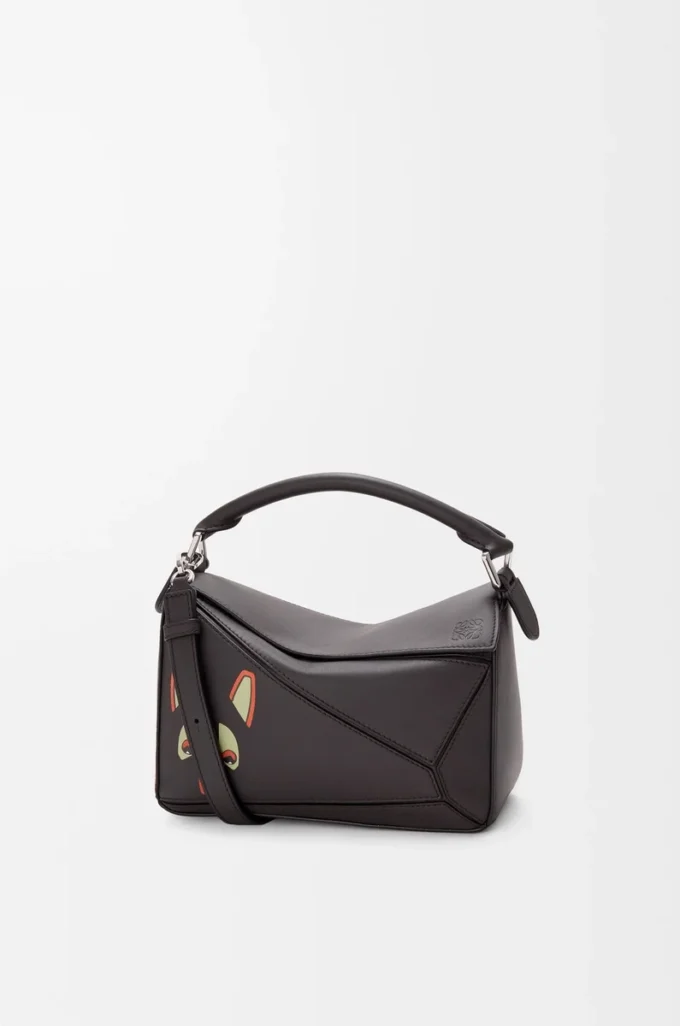Bolso Puzzle pequeño Futurist Cat en piel de becerro clásica Dark Taupe