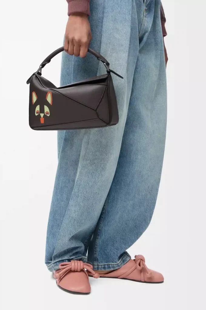 Bolso Puzzle pequeño Futurist Cat en piel de becerro clásica Dark Taupe