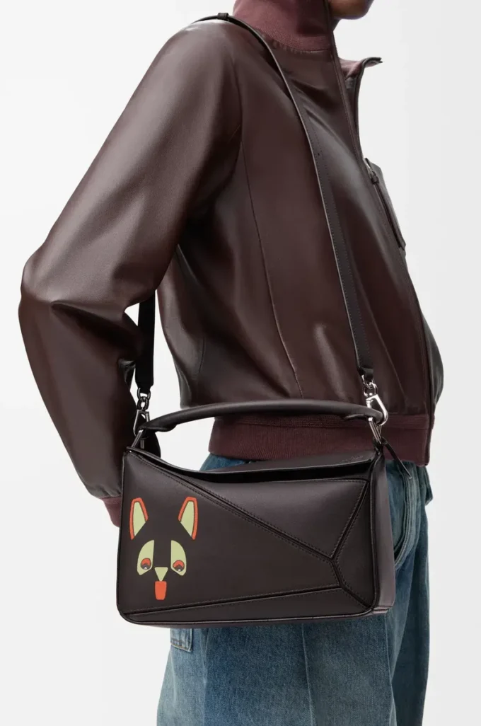 Bolso Puzzle pequeño Futurist Cat en piel de becerro clásica Dark Taupe