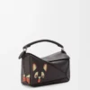 Bolso Puzzle pequeño Futurist Cat en piel de becerro clásica Dark Taupe