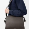 Bolso satchel Flamenco en piel de becerro flexible y brillante Gris oscuro
