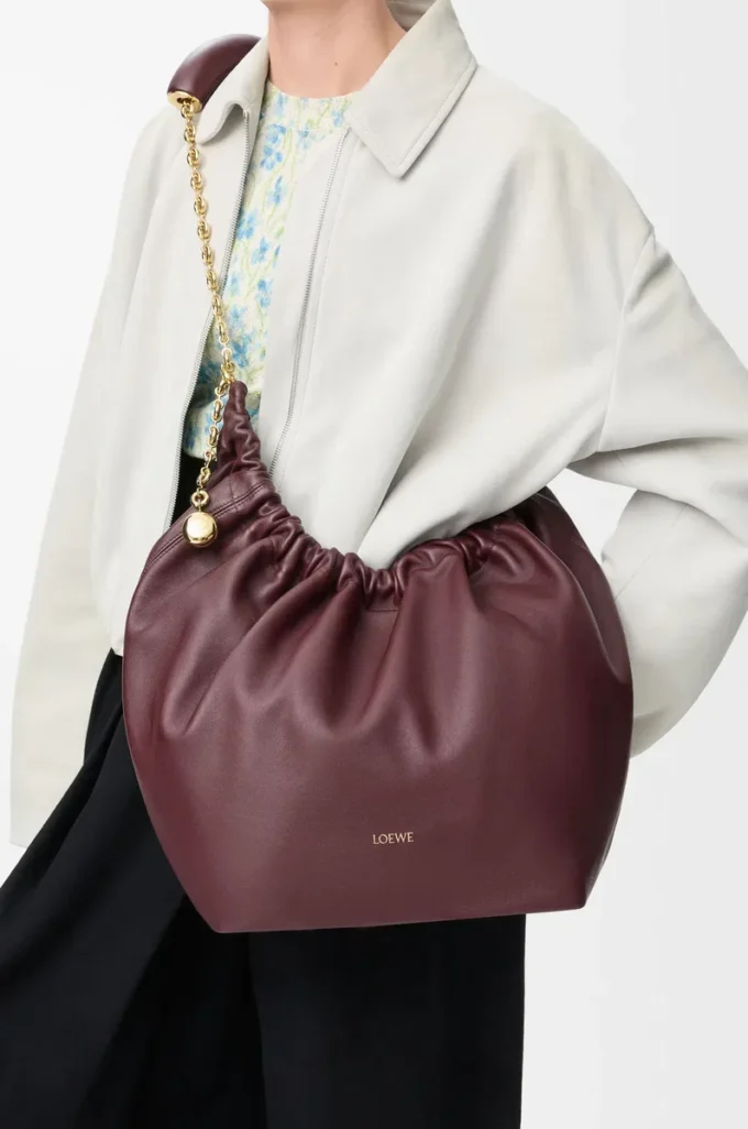 Bolso Squeeze mediano en piel de cordero napa suave Burdeos oscuro Bolso Squeeze mediano en piel de cordero napa suave Burdeos oscuro