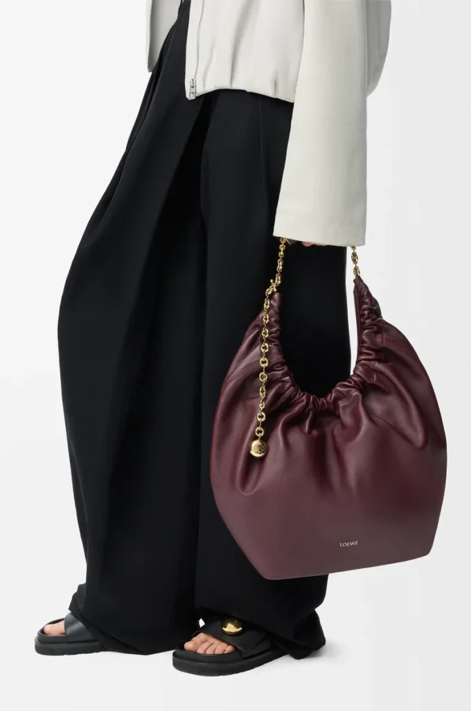 Bolso Squeeze mediano en piel de cordero napa suave Burdeos oscuro Bolso Squeeze mediano en piel de cordero napa suave Burdeos oscuro
