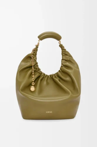 Bolso Squeeze mediano en piel de cordero napa suave color oliva