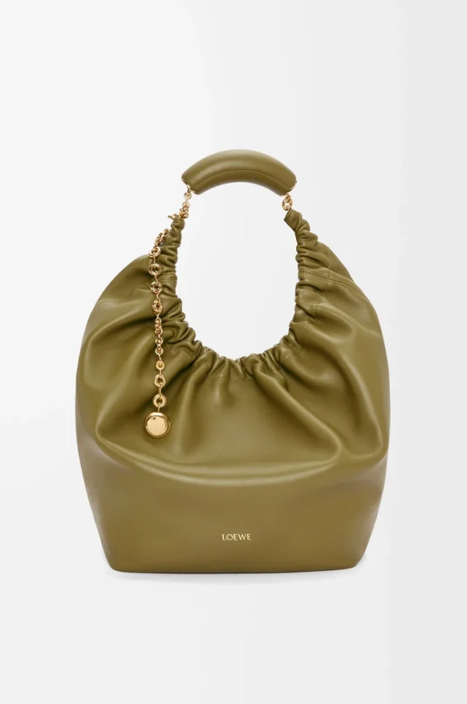 Bolso Squeeze mediano en piel de cordero napa suave color oliva Bolso Squeeze mediano en piel de cordero napa suave color oliva