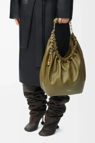 Bolso Squeeze mediano en piel de cordero napa suave color oliva