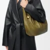 Bolso Squeeze mediano en piel de cordero napa suave color oliva Bolso Squeeze mediano en piel de cordero napa suave color oliva