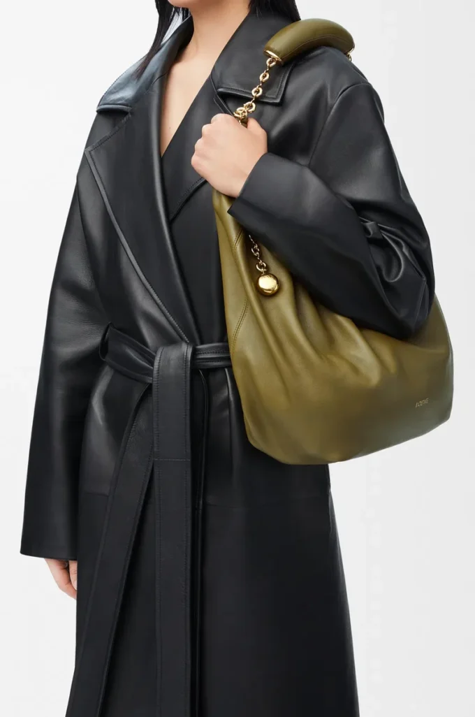 Bolso Squeeze mediano en piel de cordero napa suave color oliva Bolso Squeeze mediano en piel de cordero napa suave color oliva