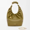 Bolso Squeeze mediano en piel de cordero napa suave color oliva Bolso Squeeze mediano en piel de cordero napa suave color oliva