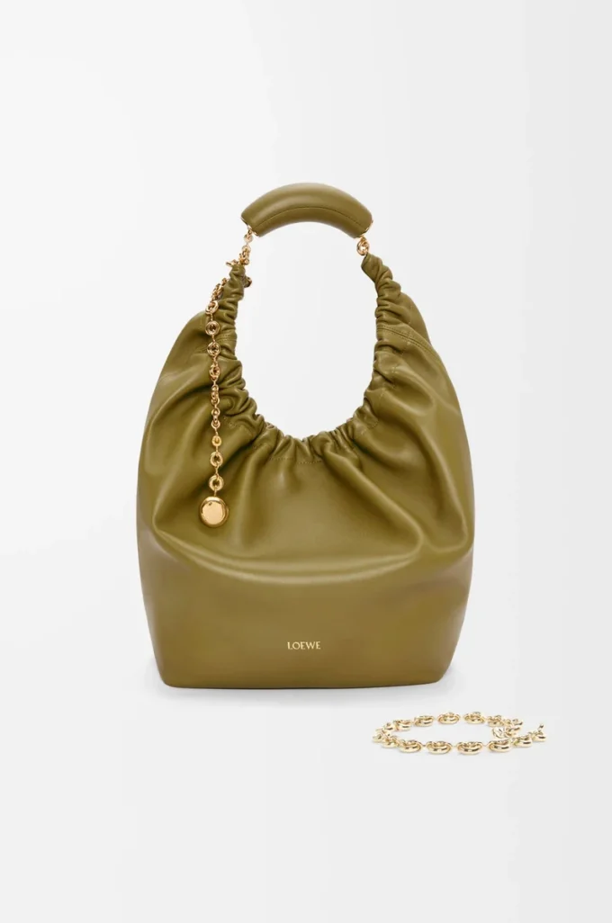 Bolso Squeeze mediano en piel de cordero napa suave color oliva Bolso Squeeze mediano en piel de cordero napa suave color oliva