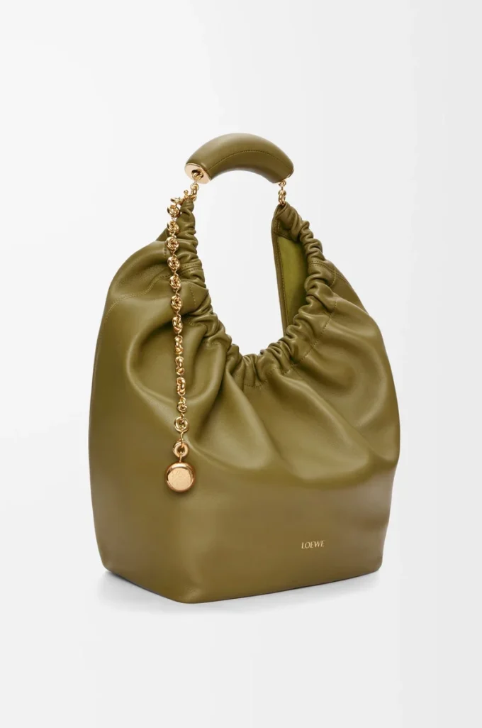 Bolso Squeeze mediano en piel de cordero napa suave color oliva Bolso Squeeze mediano en piel de cordero napa suave color oliva