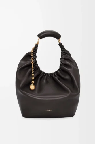 Bolso Squeeze mediano en suave piel de cordero napa, color negro