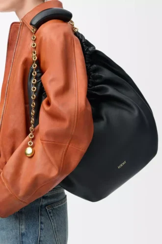 Bolso Squeeze mediano en suave piel de cordero napa, color negro