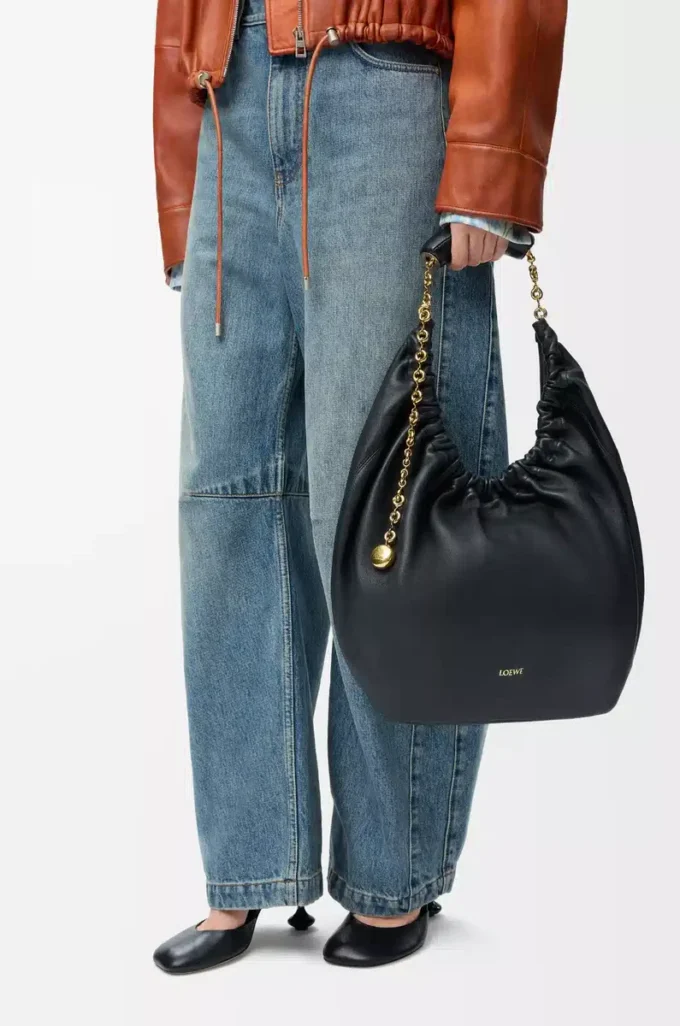 Bolso Squeeze mediano en suave piel de cordero napa, color negro Bolso Squeeze mediano en suave piel de cordero napa, color negro