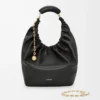 Bolso Squeeze mediano en suave piel de cordero napa, color negro Bolso Squeeze mediano en suave piel de cordero napa, color negro