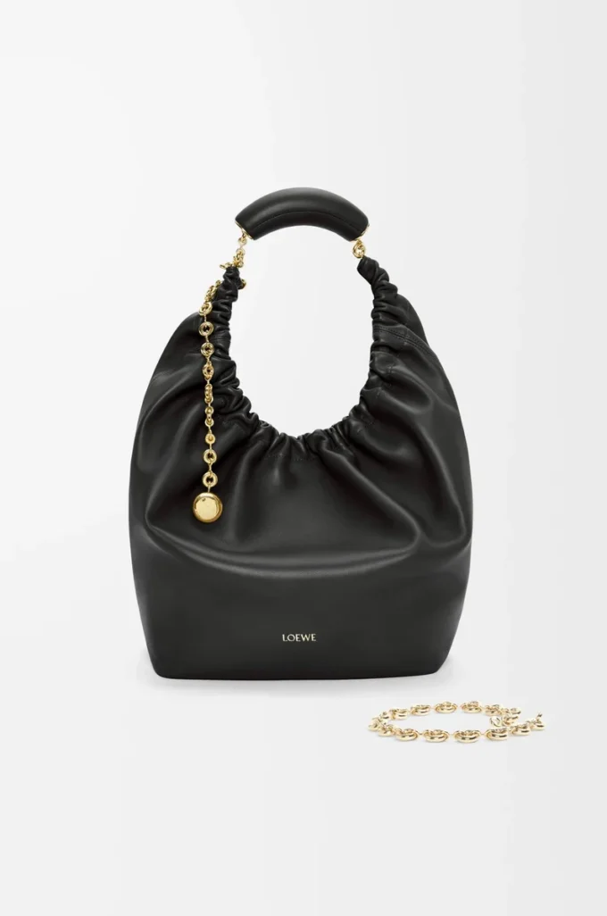 Bolso Squeeze mediano en suave piel de cordero napa, color negro Bolso Squeeze mediano en suave piel de cordero napa, color negro
