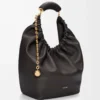 Bolso Squeeze mediano en suave piel de cordero napa, color negro Bolso Squeeze mediano en suave piel de cordero napa, color negro