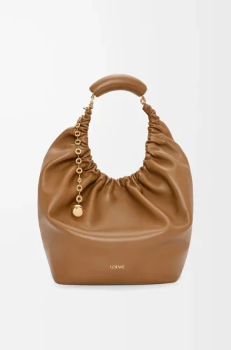 Bolso Squeeze mediano en suave piel de cordero napa roble