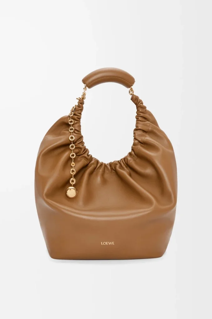 Bolso Squeeze mediano en suave piel de cordero napa roble Bolso Squeeze mediano en suave piel de cordero napa roble