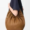 Bolso Squeeze mediano en suave piel de cordero napa roble Bolso Squeeze mediano en suave piel de cordero napa roble