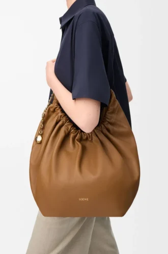 Bolso Squeeze mediano en suave piel de cordero napa roble