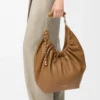 Bolso Squeeze mediano en suave piel de cordero napa roble Bolso Squeeze mediano en suave piel de cordero napa roble