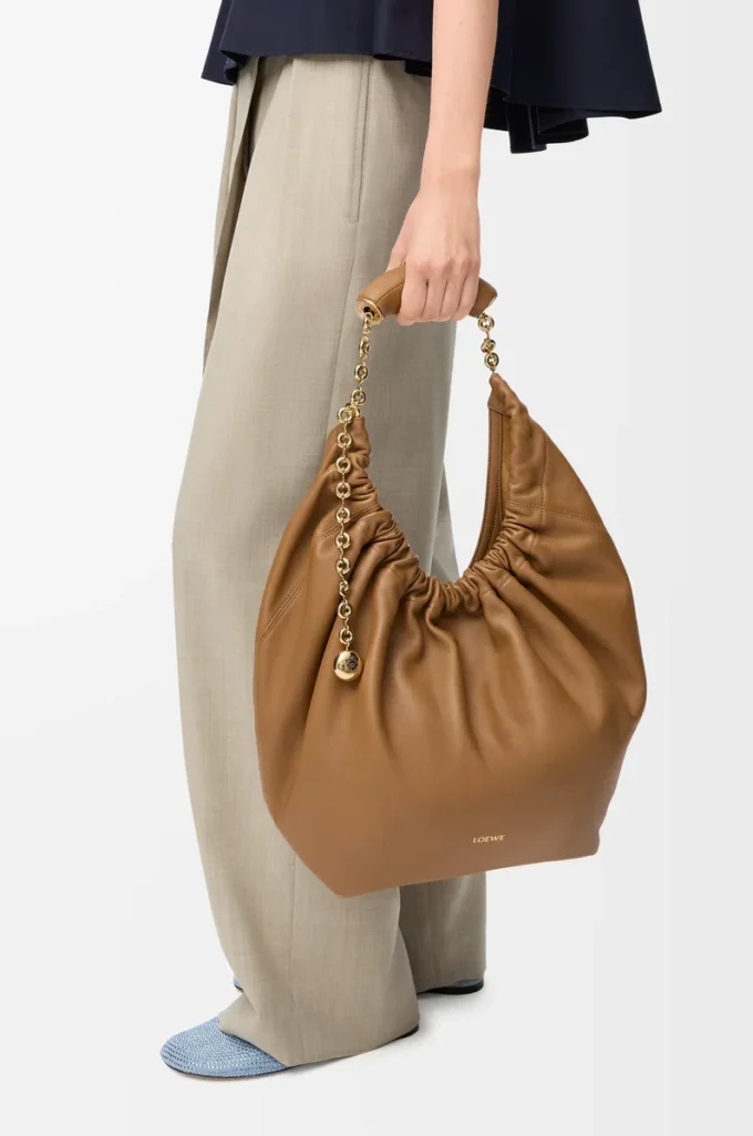 Bolso Squeeze mediano en suave piel de cordero napa roble Bolso Squeeze mediano en suave piel de cordero napa roble