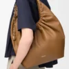 Bolso Squeeze mediano en suave piel de cordero napa roble Bolso Squeeze mediano en suave piel de cordero napa roble