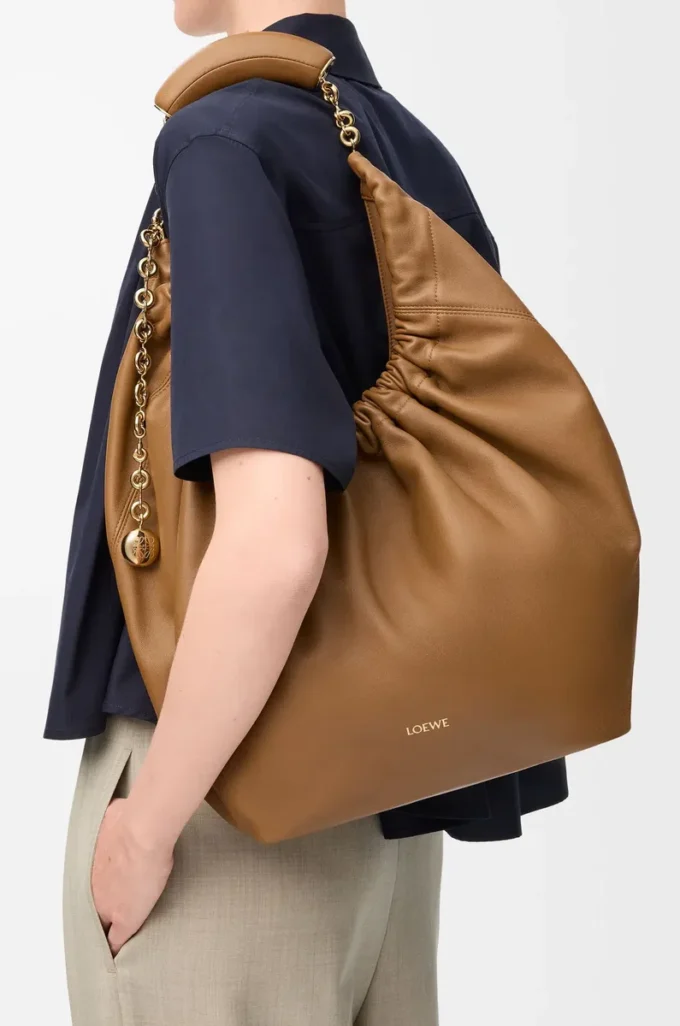 Bolso Squeeze mediano en suave piel de cordero napa roble Bolso Squeeze mediano en suave piel de cordero napa roble