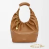Bolso Squeeze mediano en suave piel de cordero napa roble Bolso Squeeze mediano en suave piel de cordero napa roble
